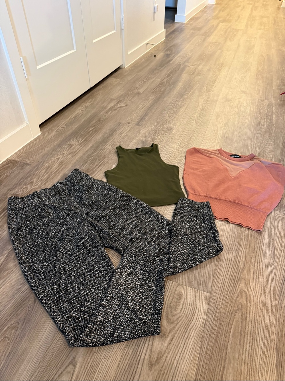 Womenβs Green Ribbed Tank Top - Casual Cropped Style